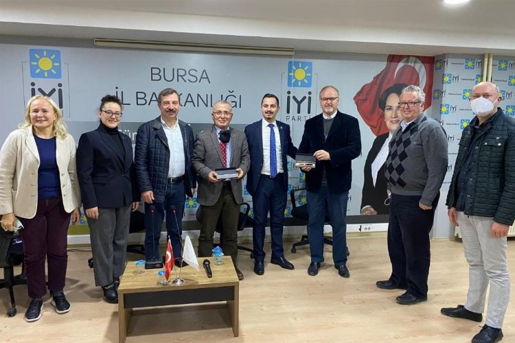 Bursa'da 'İYİ Gençlik Söyleşileri'nde gazeteciler deneyimlerini paylaştı