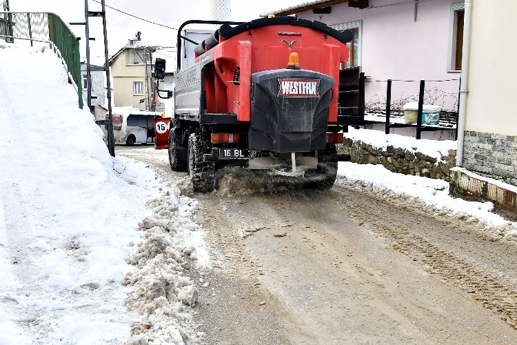 Bursa Osmangazi'de karla kaplı yollara müdahale 