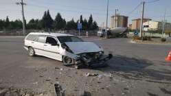 Çayırova'da otomobille kamyonet çarpıştı,1 yaralı