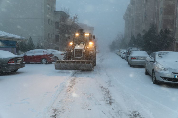 Mardin’de kar hayatı felce uğrattı, okullar tatil edildi