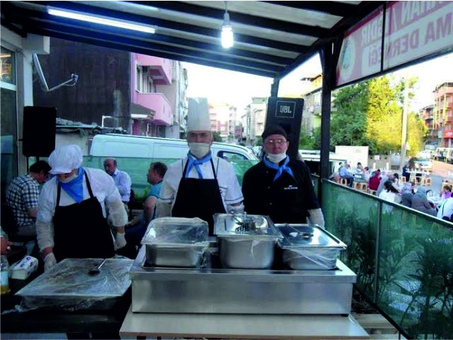 Serhat İleri Ramazan Kumanyası dağıttı