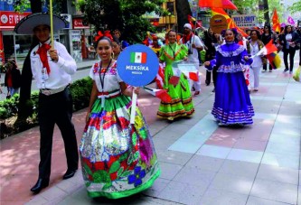 23 Nisan Şenliği korteji