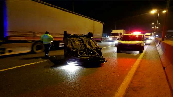 3 aracın karıştığı trafik kazasında 2 kişi yaralandı