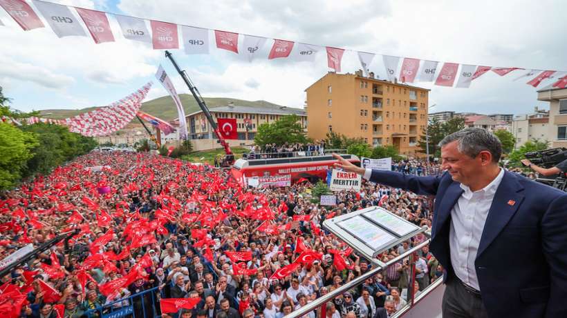 “45 YIL ÖNCE POSTALLI DARBECİLERİN YAPTIĞINI ŞİMDİ CÜBBELİ DARBECİLER YAPIYOR”