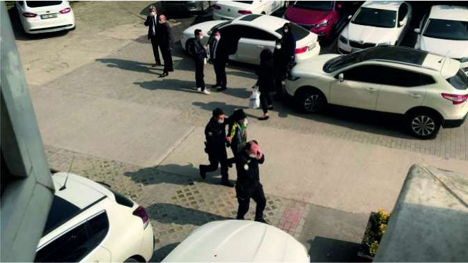 Adliye otoparkında araçların lastiklerini kesen zanlı yakalandı