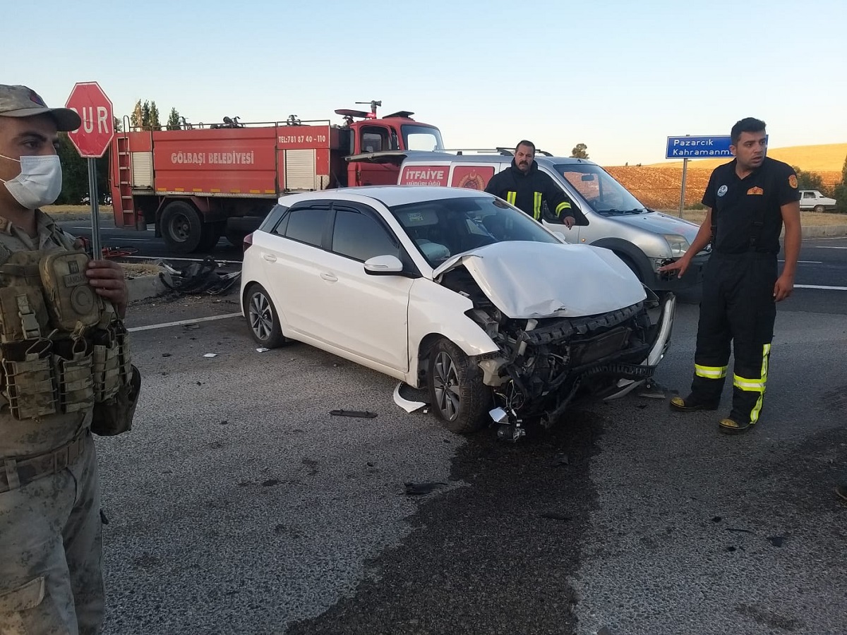 Adıyaman’da iki araba çarpıştı