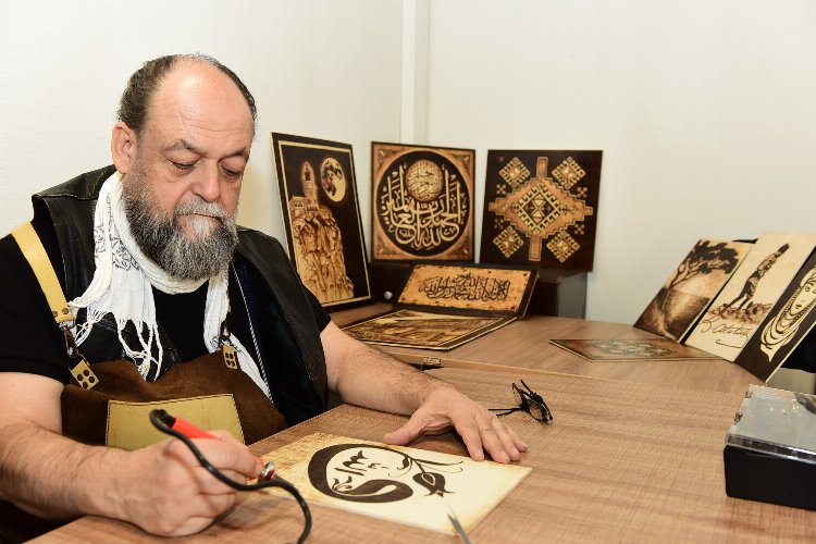 Ahşap yakma sanatı Bursa Yıldırım'da yaşatılıyor