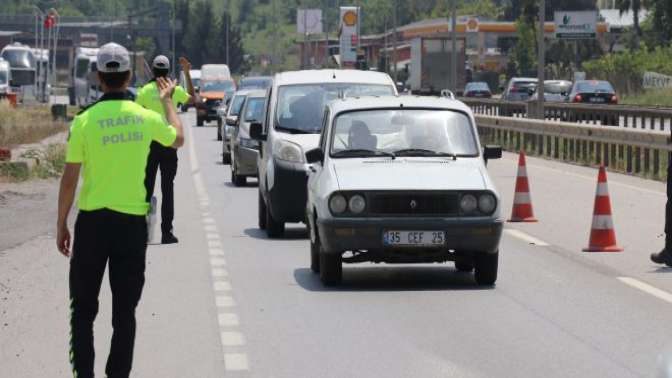 Aileleriyle bayram trafiğine çıkan çocuklara hediye