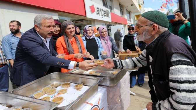 AK Parti Derince’den Aşure Dağıttı