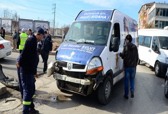 AKP’li Bulut’un seçim minibüsü kaza yaptı