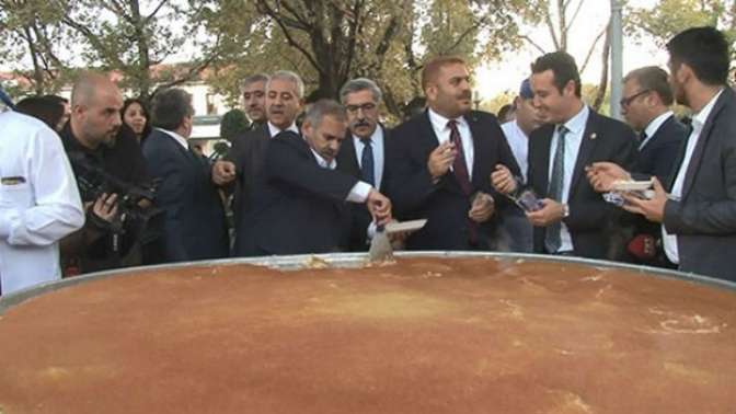 AKPli Milletvekilleri Meclis bahçesinde künefe pişirdi