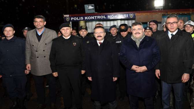 Aksoy, Emniyet ve jandarmanın nöbette yeni yılını kutladı