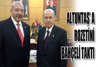 Altuntaş'ın rozeti Bahçeli'den