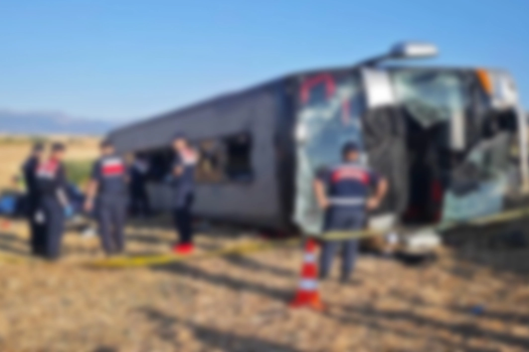 Amasyada yolcu otobüsü devrildi: 46 yaralı, 2sinin durumu ağır