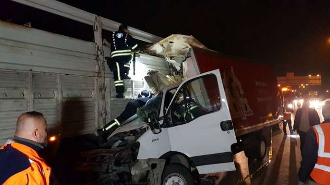 Anadolu Otoyolunda kamyona çarpan kamyonetteki kişi öldü