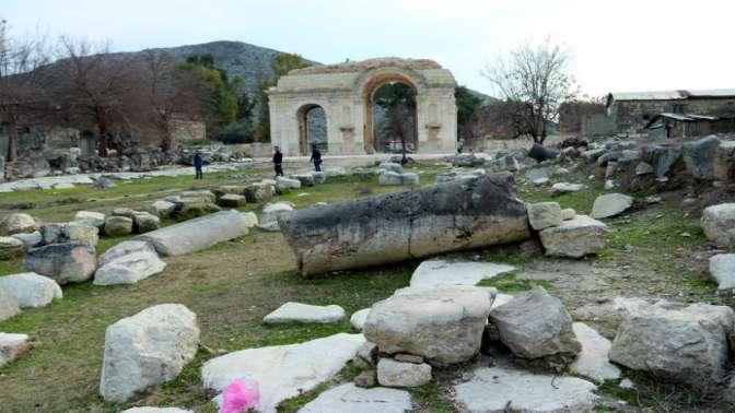 Anavarza Antik Kentinin Zafer Takı ziyaretçilerini bekliyor