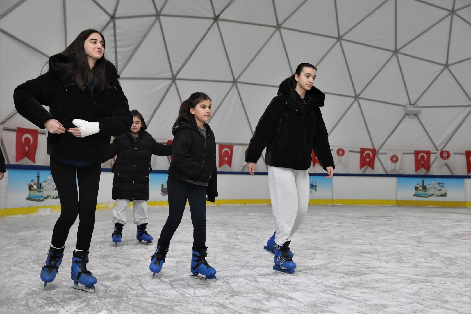 Ankara Keçiören’de sömestir eğlencesi gerçek buz pistinde