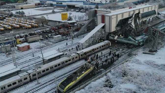 Ankarada tren kaza yaptı: 4 ölü 43 yaralı var