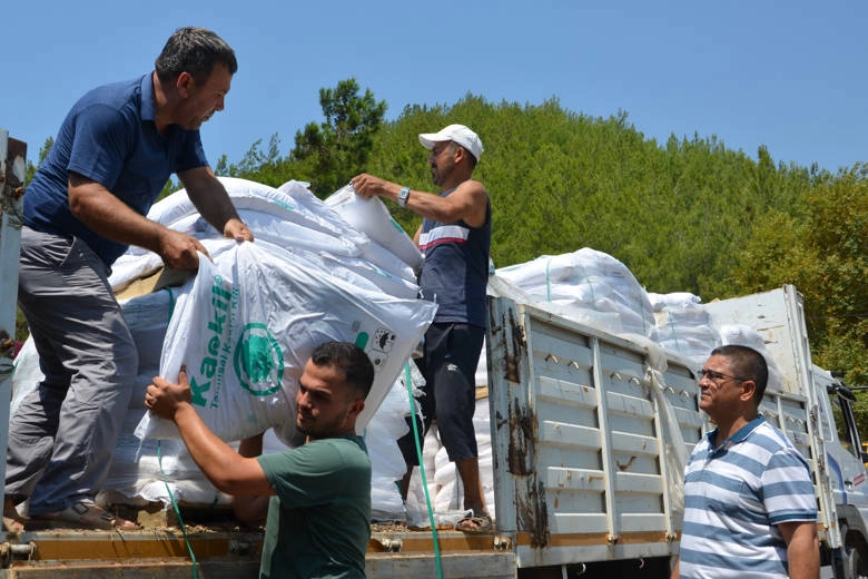 Antalya Büyükşehir’den Alanyalı çiftçilere 10 ton kaolin kili desteği