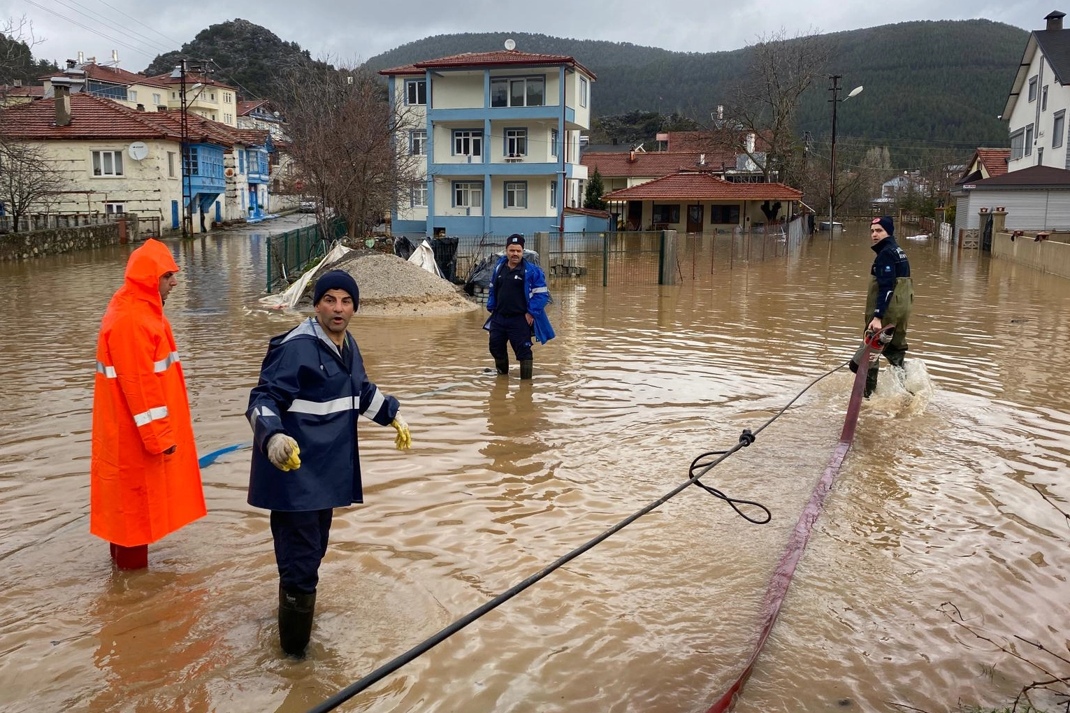 Antalya'da Büyükşehir ekipleri yağışın izlerini siliyor