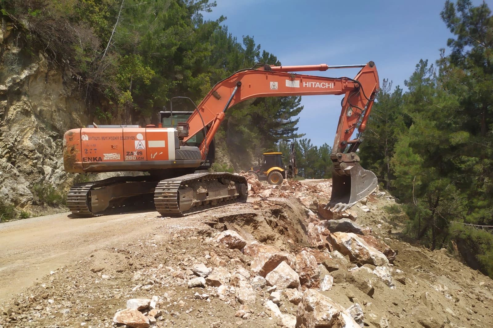Antalya 'da Büyükşehir ekiplerinden yol mesaisi