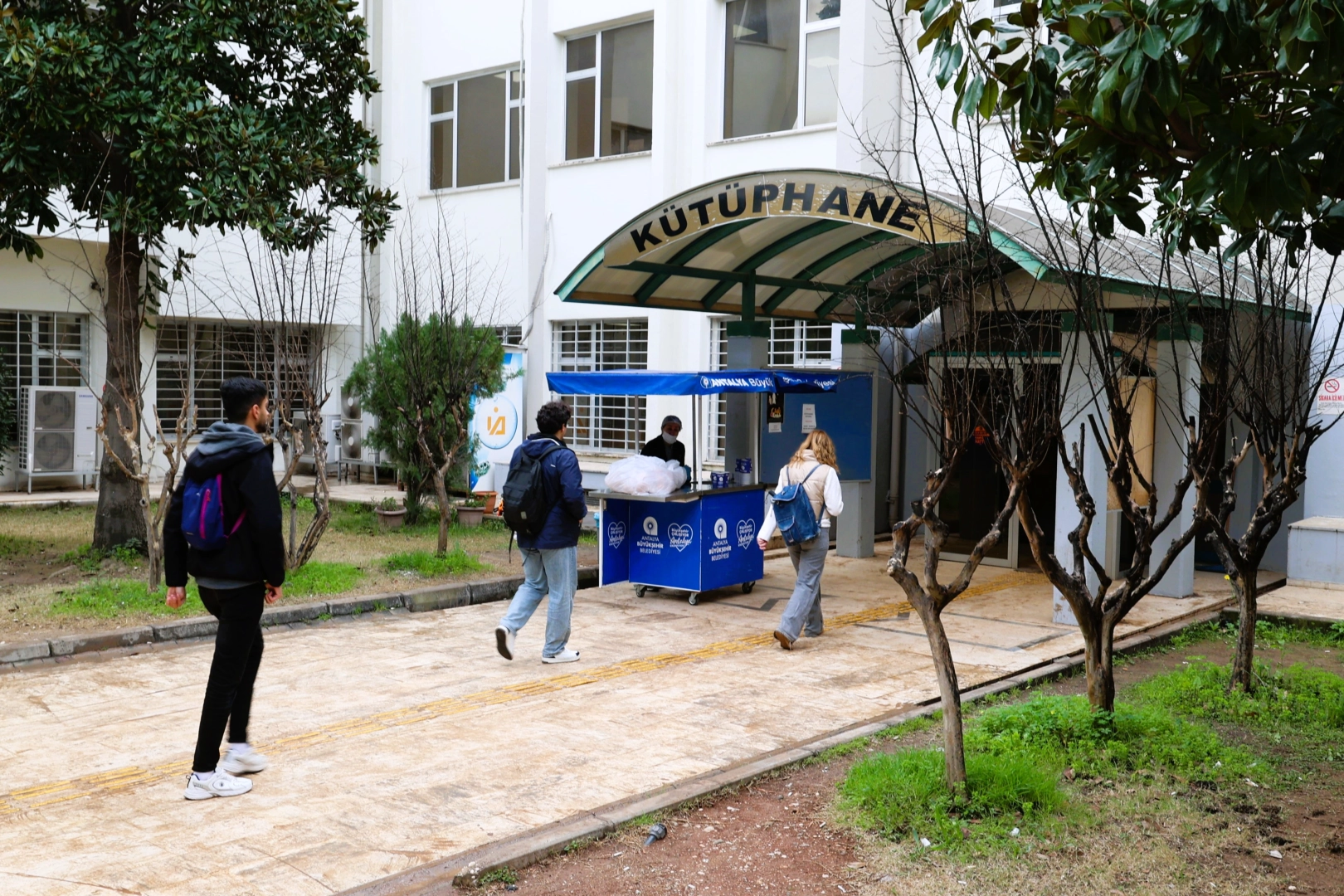 Antalya'da gençlere sınav haftası boyunca sıcak çorba ikramı