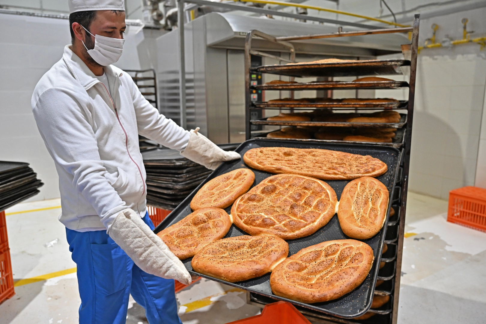 Antalya'da ramazan sofralarına uygun fiyatlı pide