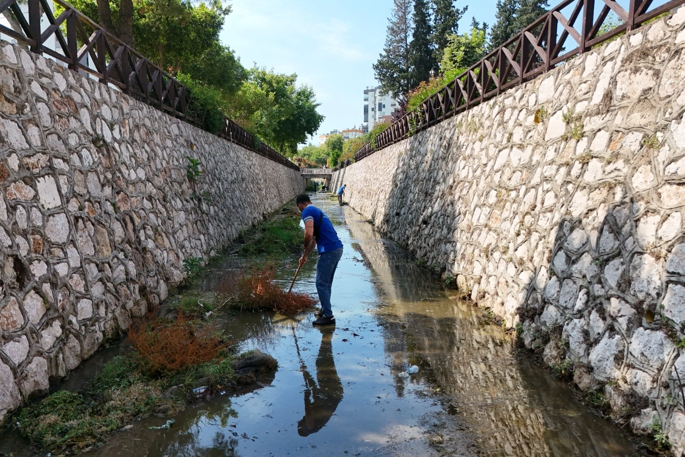 Antalya Konyaaltı’nda kapsamlı kanal temizliği
