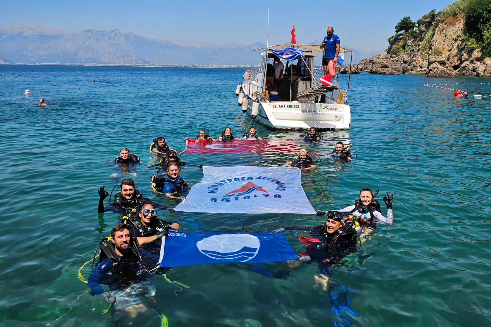 Antalya Muratpaşa'da Erenkuş Plajı'nda deniz dibi temizliği