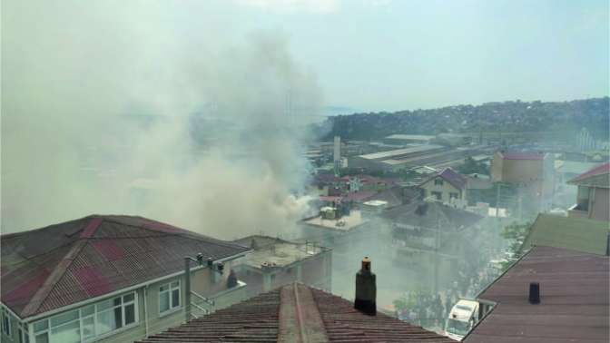 Apartmanın çatısında çıkan yangın 4 binada hasar gördü