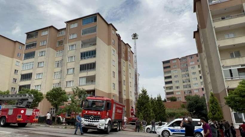 Apartmanın çatısında çıkan yangın söndürüldü