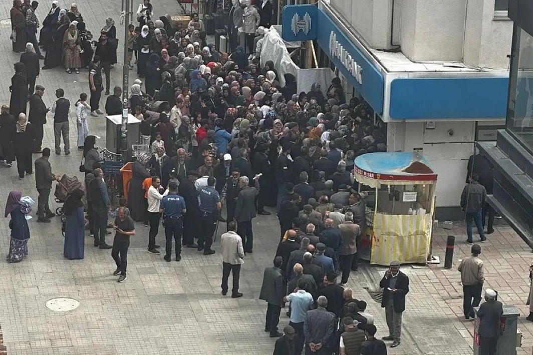 Ağrı'da sosyal yardım kuyruğu! Halkbank’a acil önlem çağrısı