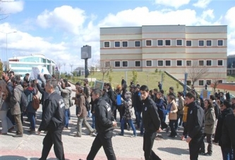 Arkadaşlarının Üniversiteden Uzaklaştırılmasını Protesto Ettiler