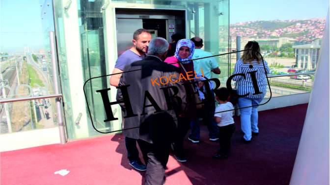 Asansörde kaldılar