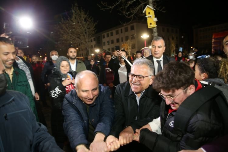 Başkan Büyükkılıç Kayseri'de gençlerin ramazan eğlencesine ortak oldu 