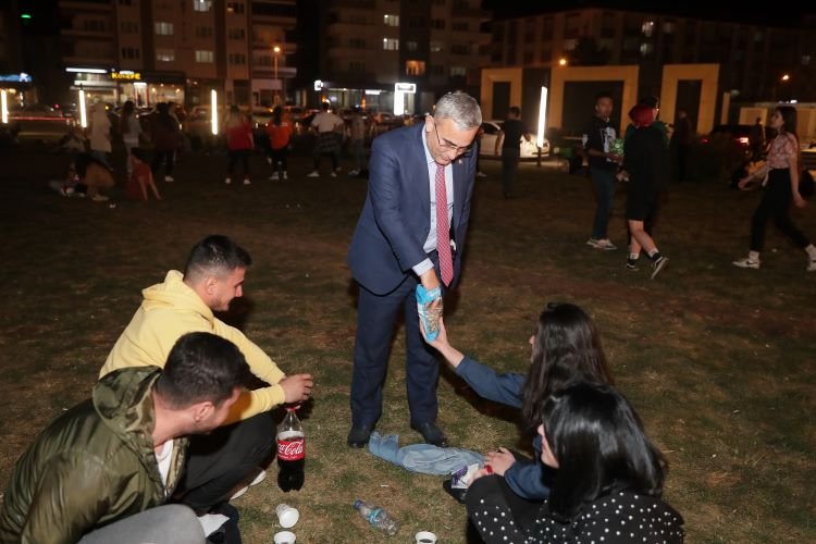 Başkan Işık Kütahyalı gençlerle bir arada 