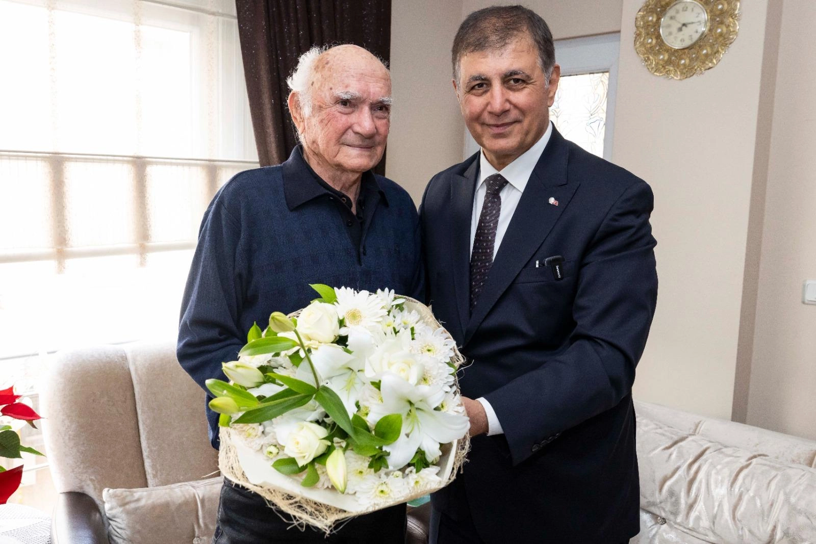 Başkan Tugay'dan lise öğretmenini duygulandıran ziyaret