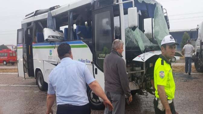 Balıkesirde otobüs devrildi: 1 ölü, 8 yaralı