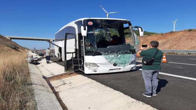 Balıkesirde yolcu otobüsü devrildi, 32 yaralı