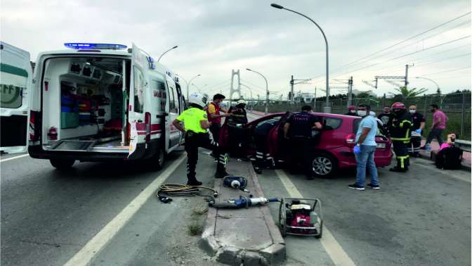 Bariyerin saplandığı otomobildeki çift yaralandı