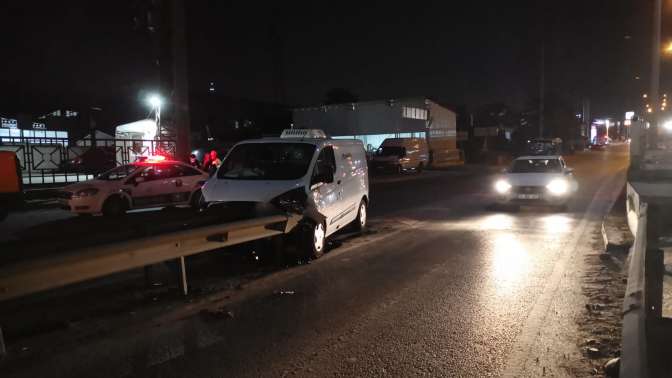 Bariyerlere saplanan aracın sürücüsü yaralandı