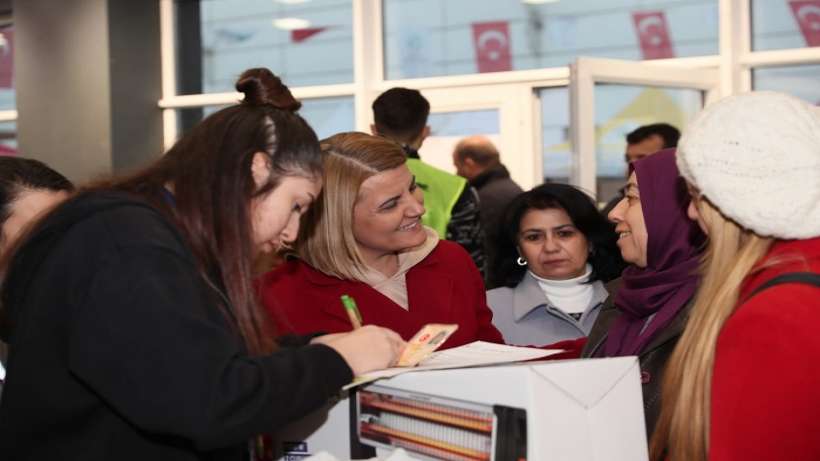 Başkan Hürriyet, İzmit’e gelen depremzedelerle buluştu