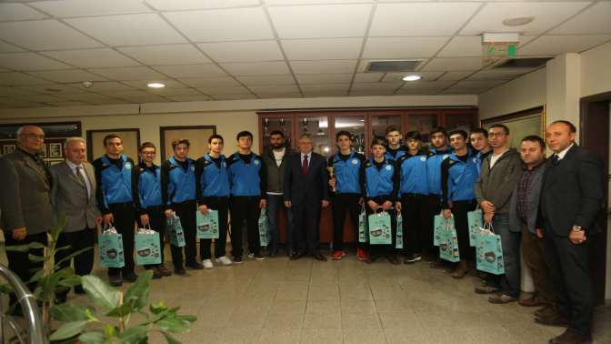 Basketbolcular Başkan Ellibeş’e ziyaret etti