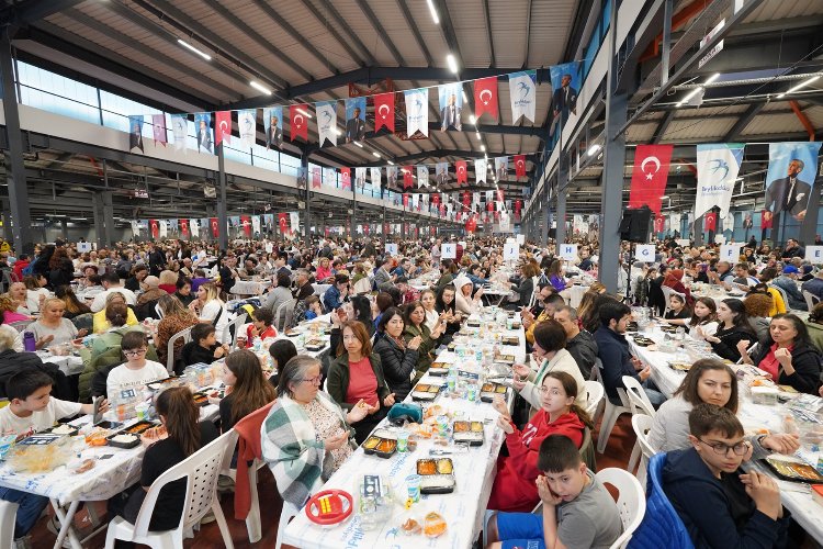 Beylikdüzü'nde binlerce kişi orucunu birlikte açtı