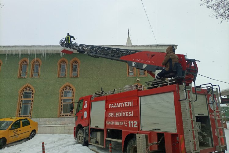 Bilecik Pazaryeri İtfaiyesi'nden buz mesaisi