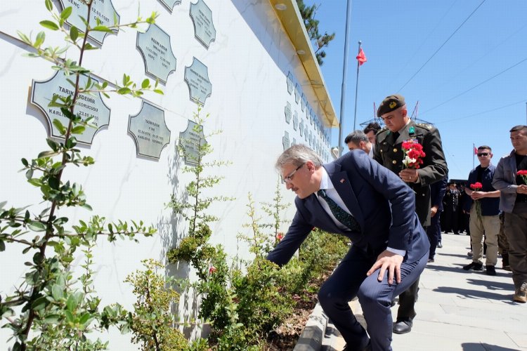 Bingöl’de şehitler kabirleri başında anıldı