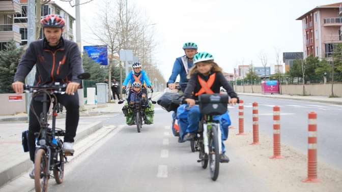 Bisiklet tutkunu aile 8 ayda 11 ülke gezdi