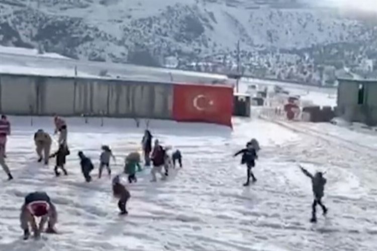 Bitlis'te Jandarma personeli çocuklarla kar topu oynadı