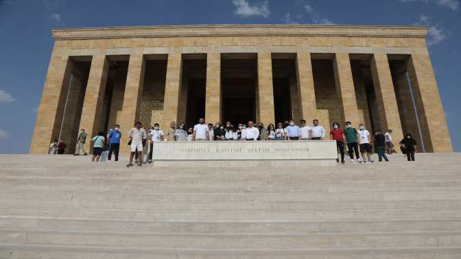 Bıyık, gençleri Anıtkabir’e götürdü