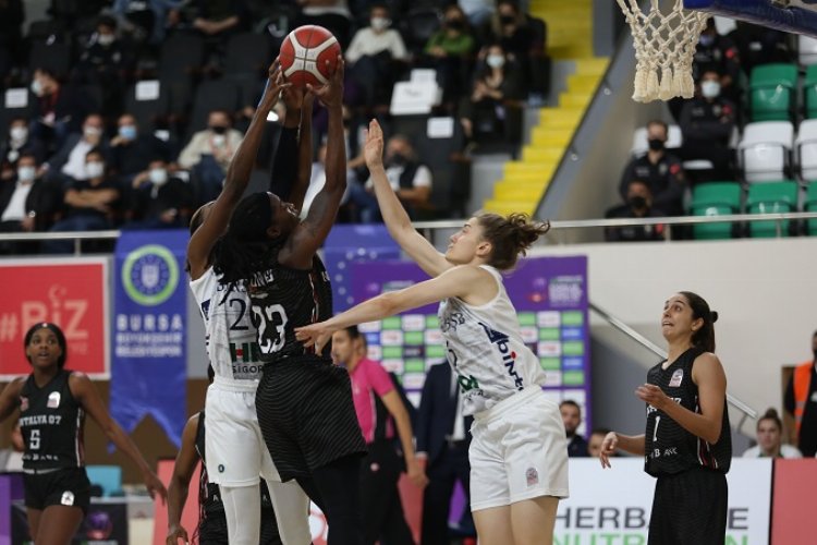 Bursa Büyükşehir Belediyespor Kadın Basketbol Takımı Antalya deplasmanında